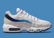 Nike Air Max 95 3 Lions blanche avec panneaux bleus, détails rouges, tag Three Lions au talon et unités Air visibles.