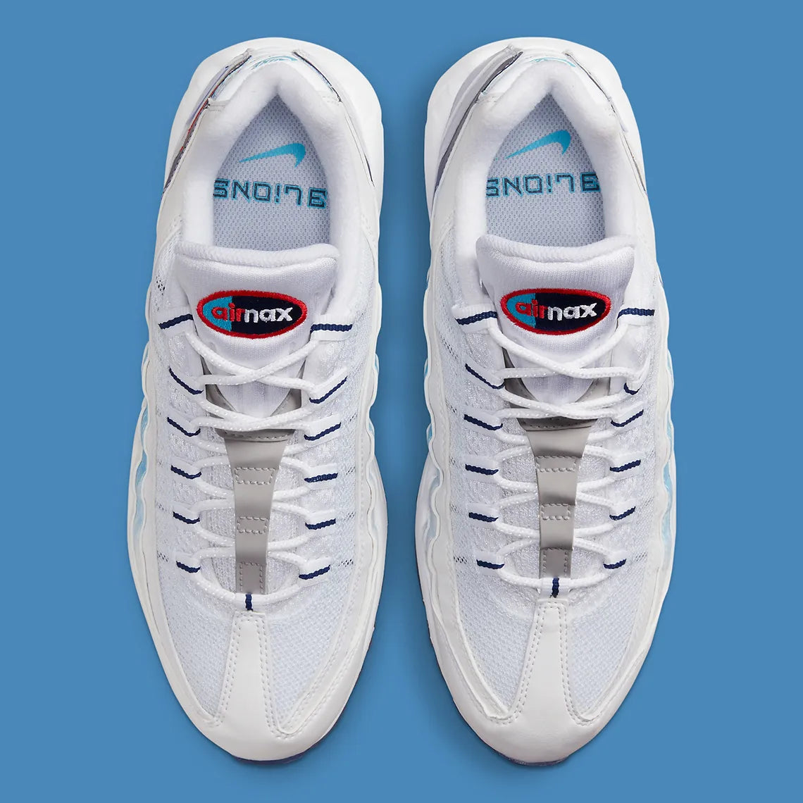 Nike Air Max 95 3 Lions blanche avec panneaux bleus, détails rouges, tag Three Lions au talon et unités Air visibles.