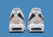 Nike Air Max 95 3 Lions blanche avec panneaux bleus, détails rouges, tag Three Lions au talon et unités Air visibles.