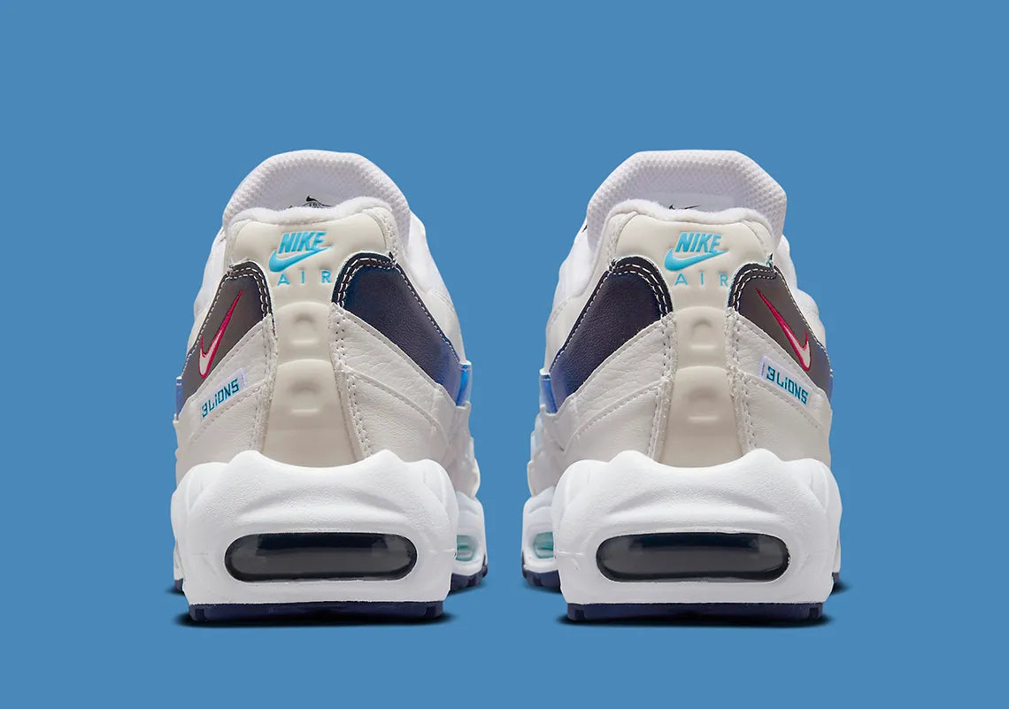 Nike Air Max 95 3 Lions blanche avec panneaux bleus, détails rouges, tag Three Lions au talon et unités Air visibles.