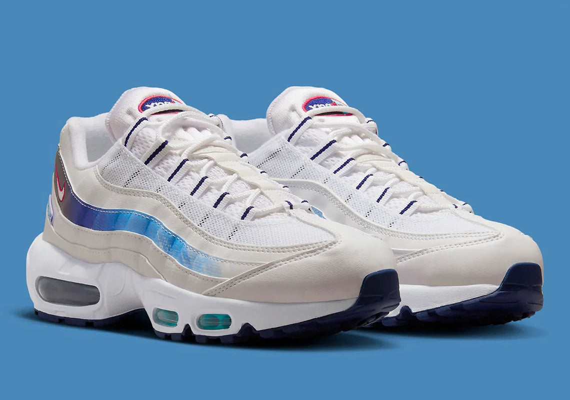 Nike Air Max 95 3 Lions blanche avec panneaux bleus, détails rouges, tag Three Lions au talon et unités Air visibles.