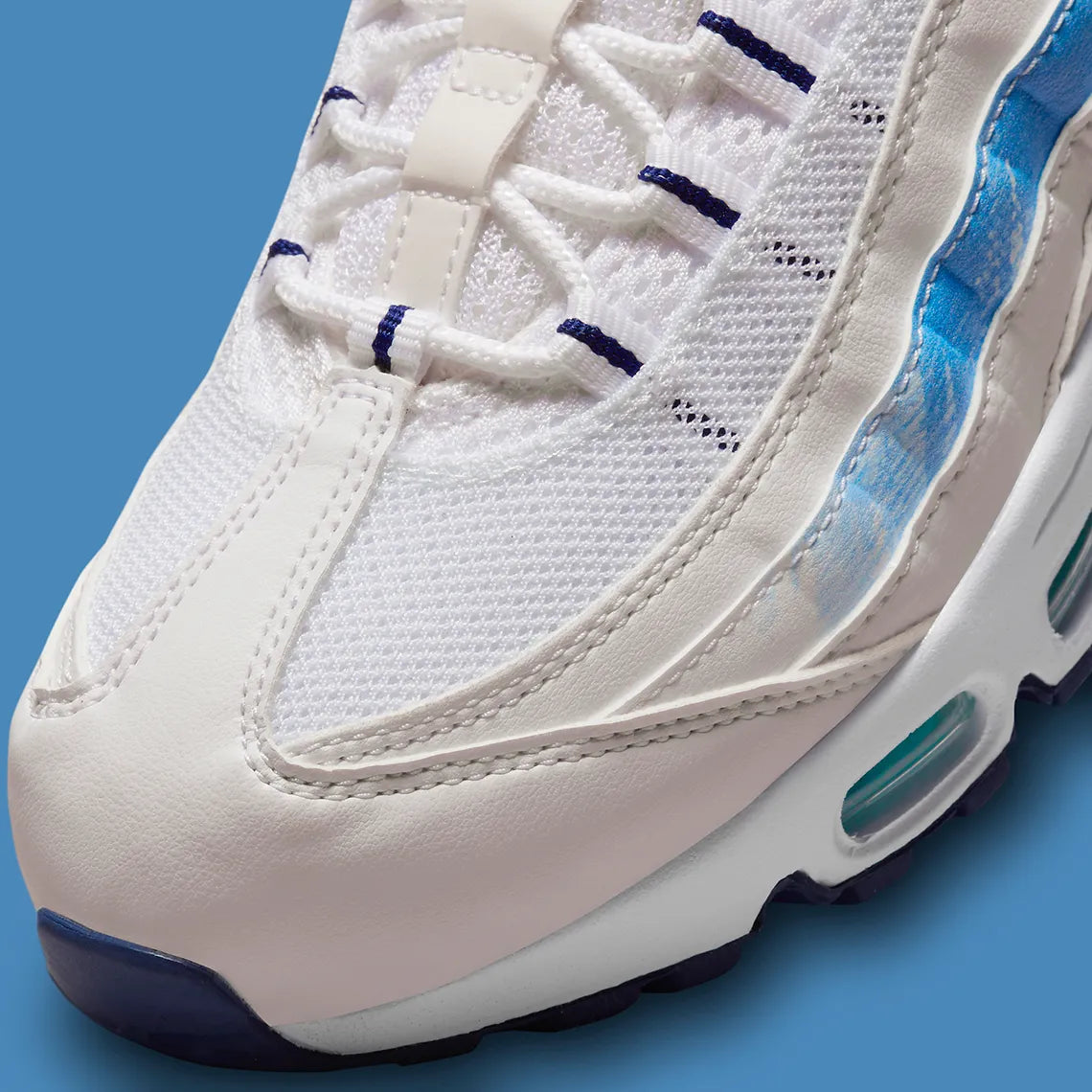 Nike Air Max 95 3 Lions blanche avec panneaux bleus, détails rouges, tag Three Lions au talon et unités Air visibles.