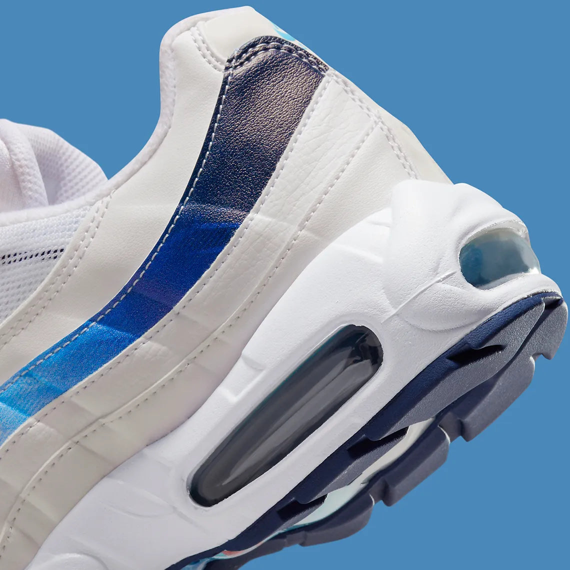 Nike Air Max 95 3 Lions blanche avec panneaux bleus, détails rouges, tag Three Lions au talon et unités Air visibles.