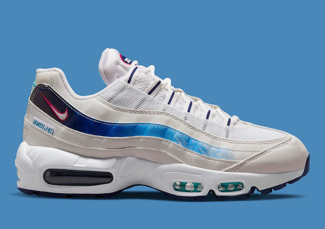 Nike Air Max 95 3 Lions blanche avec panneaux bleus, détails rouges, tag Three Lions au talon et unités Air visibles.