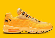 Sneakers Nike Air Max 95 NYC Taxi jaunes et noires en mesh et matières synthétiques avec amorti Air Max visible. Vue extérieur 