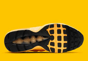 Sneakers Nike Air Max 95 NYC Taxi jaunes et noires en mesh et matières synthétiques avec amorti Air Max visible. Vue du dessous 