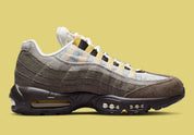 Nike Air Max 95 NH Ironstone en tons brun, taupe et Olive Grey avec panneaux en textile jacquard, détails Celery et unités Air-Sole visibles vue de profil intérieur. 