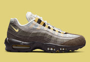 Nike Air Max 95 NH Ironstone en tons brun, taupe et Olive Grey avec panneaux en textile jacquard, détails Celery et unités Air-Sole visibles vue de profil. 