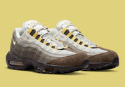 Nike Air Max 95 NH Ironstone en tons brun, taupe et Olive Grey avec panneaux en textile jacquard, détails Celery et unités Air-Sole visibles vue de 3/4 face. 