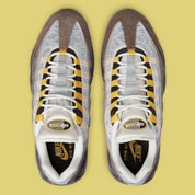 Nike Air Max 95 NH Ironstone en tons brun, taupe et Olive Grey avec panneaux en textile jacquard, détails Celery et unités Air-Sole visibles vue de dessus. 