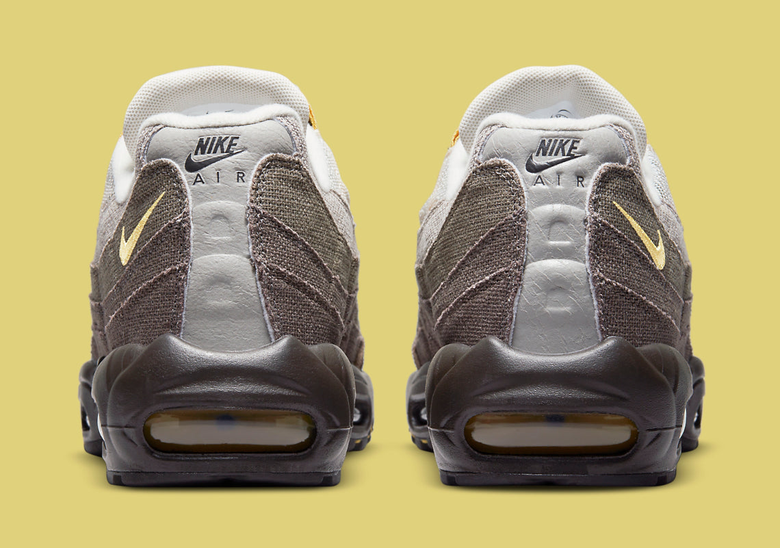 Nike Air Max 95 NH Ironstone en tons brun, taupe et Olive Grey avec panneaux en textile jacquard, détails Celery et unités Air-Sole visibles vue de derrière. 