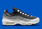 Nike Air Max 95 Medium Blue noire et grise avec empiècements dégradés, détails bleu Medium Blue et unités Air visibles.