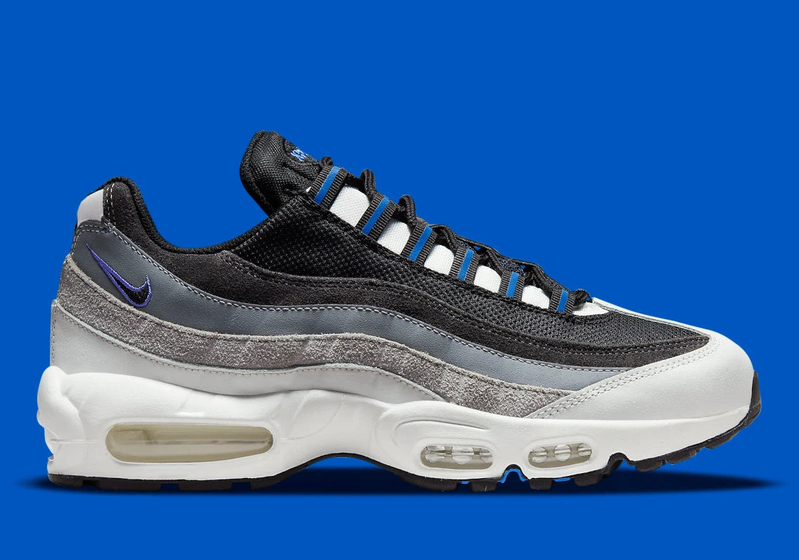 Nike Air Max 95 Medium Blue noire et grise avec empiècements dégradés, détails bleu Medium Blue et unités Air visibles.