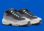 Nike Air Max 95 Medium Blue noire et grise avec empiècements dégradés, détails bleu Medium Blue et unités Air visibles.