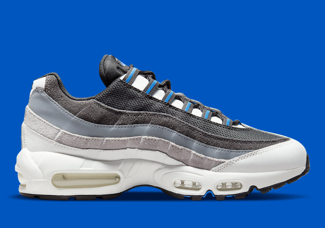 Nike Air Max 95 Medium Blue noire et grise avec empiècements dégradés, détails bleu Medium Blue et unités Air visibles.
