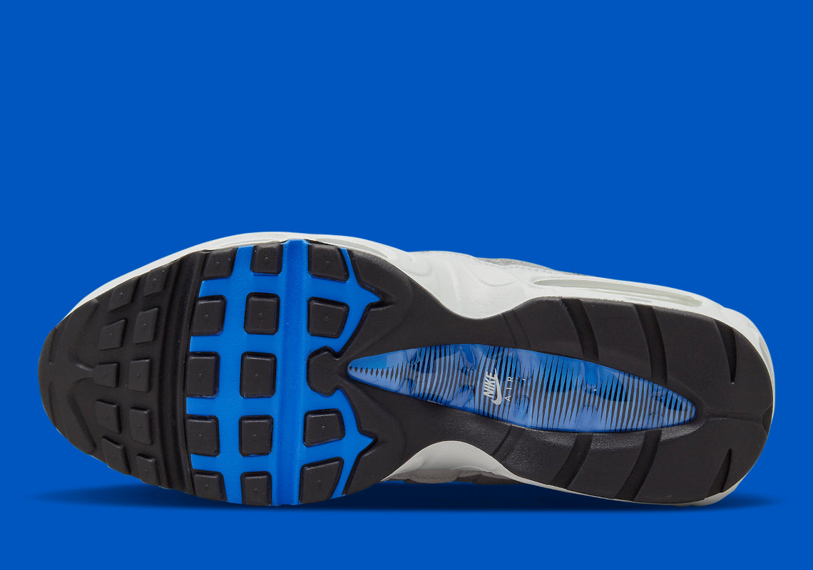 Nike Air Max 95 Medium Blue noire et grise avec empiècements dégradés, détails bleu Medium Blue et unités Air visibles.