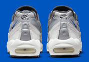 Nike Air Max 95 Medium Blue noire et grise avec empiècements dégradés, détails bleu Medium Blue et unités Air visibles.