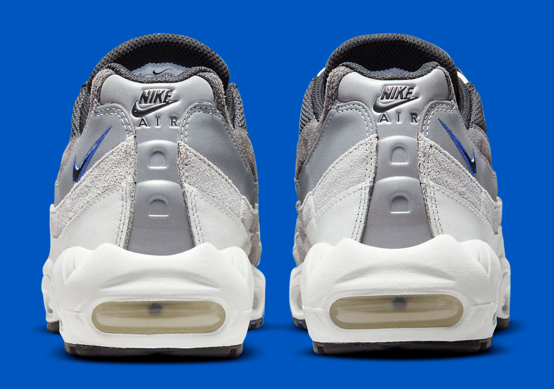 Nike Air Max 95 Medium Blue noire et grise avec empiècements dégradés, détails bleu Medium Blue et unités Air visibles.