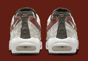 Nike Air Max 95 Social FC DQ9016-001, sneaker beige, marron et bordeaux avec motif camouflage, écusson football et unités Nike Air visibles.