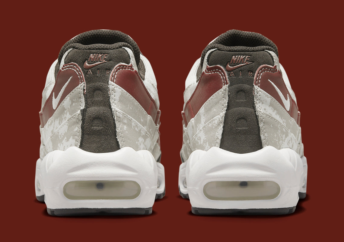 Nike Air Max 95 Social FC DQ9016-001, sneaker beige, marron et bordeaux avec motif camouflage, écusson football et unités Nike Air visibles.