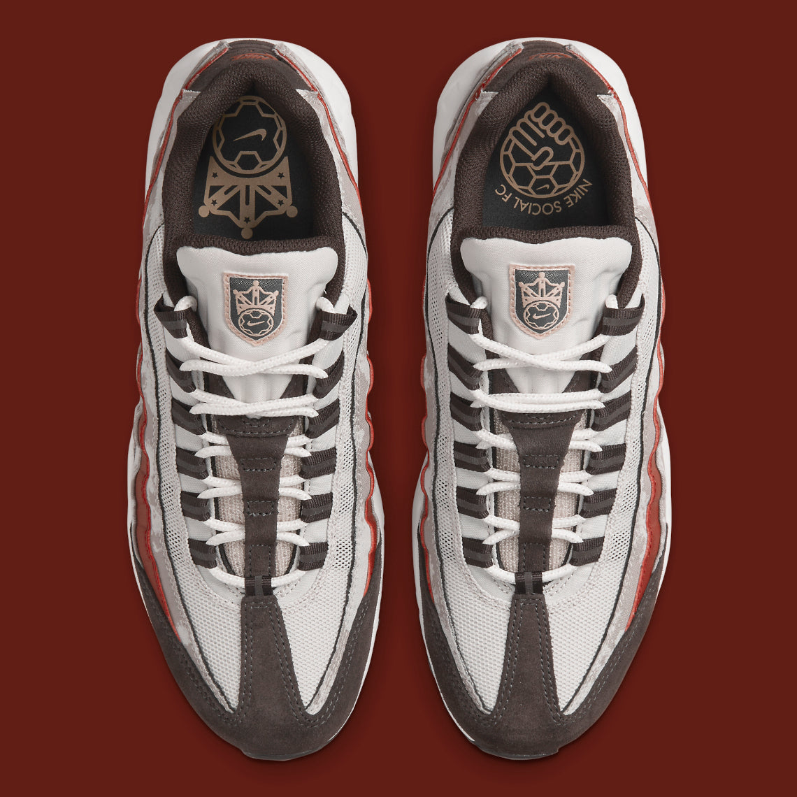 Nike Air Max 95 Social FC DQ9016-001, sneaker beige, marron et bordeaux avec motif camouflage, écusson football et unités Nike Air visibles.