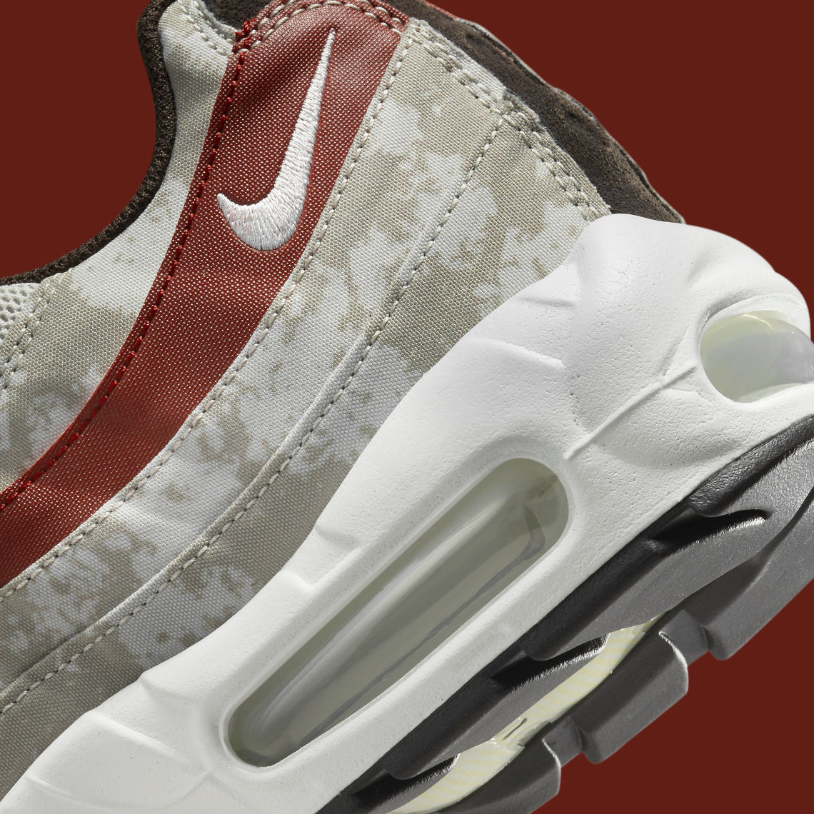 Nike Air Max 95 Social FC DQ9016-001, sneaker beige, marron et bordeaux avec motif camouflage, écusson football et unités Nike Air visibles.