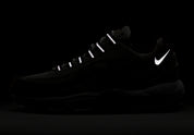 Nike Air Max 95 Social FC DQ9016-001, sneaker beige, marron et bordeaux avec motif camouflage, écusson football et unités Nike Air visibles.