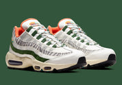 Nike Air Max 95 Era Safari CZ9723-100, sneaker Sail et Forest Green avec motif zébré, lacets corde multicolores et unités Air visibles.