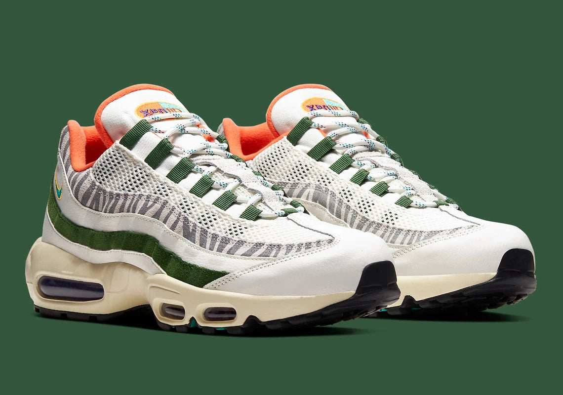 Nike Air Max 95 Era Safari CZ9723-100, sneaker Sail et Forest Green avec motif zébré, lacets corde multicolores et unités Air visibles.