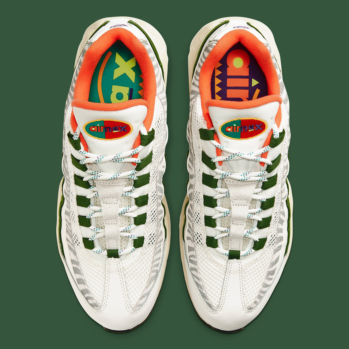 Nike Air Max 95 Era Safari CZ9723-100, sneaker Sail et Forest Green avec motif zébré, lacets corde multicolores et unités Air visibles.