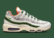 Nike Air Max 95 Era Safari CZ9723-100, sneaker Sail et Forest Green avec motif zébré, lacets corde multicolores et unités Air visibles.