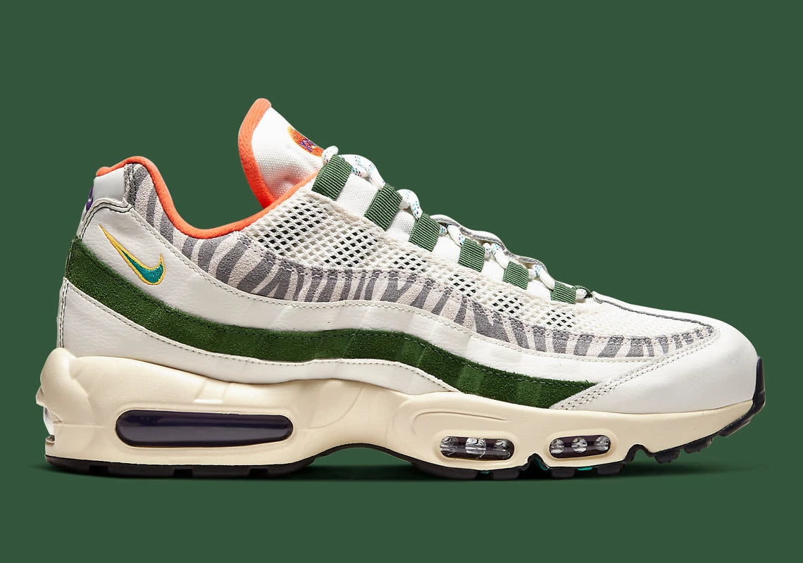 Nike Air Max 95 Era Safari CZ9723-100, sneaker Sail et Forest Green avec motif zébré, lacets corde multicolores et unités Air visibles.