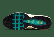 Nike Air Max 95 Era Safari CZ9723-100, sneaker Sail et Forest Green avec motif zébré, lacets corde multicolores et unités Air visibles.