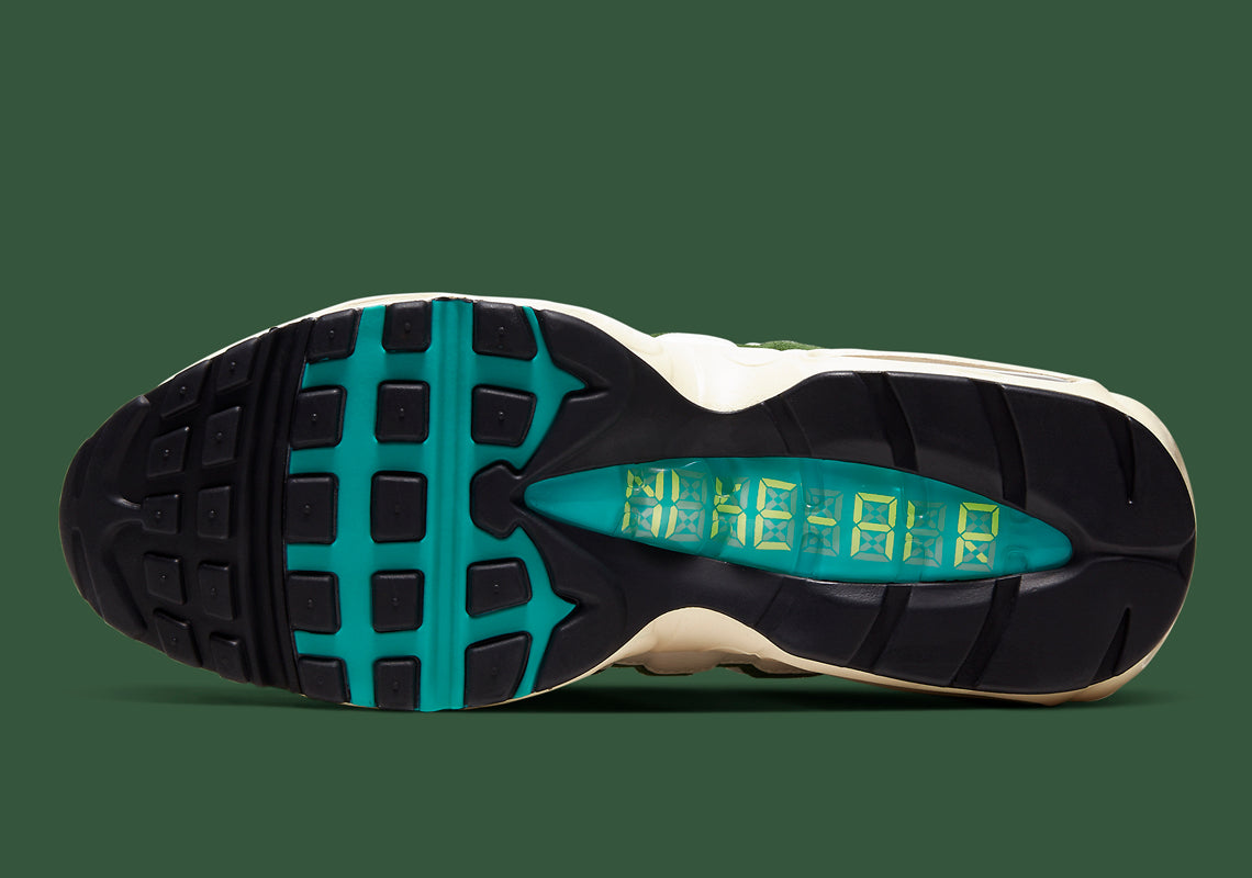 Nike Air Max 95 Era Safari CZ9723-100, sneaker Sail et Forest Green avec motif zébré, lacets corde multicolores et unités Air visibles.