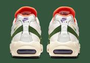 Nike Air Max 95 Era Safari CZ9723-100, sneaker Sail et Forest Green avec motif zébré, lacets corde multicolores et unités Air visibles.