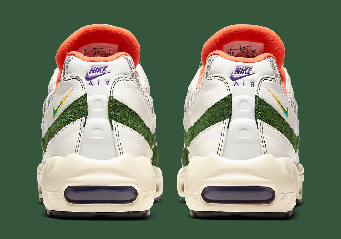 Nike Air Max 95 Era Safari CZ9723-100, sneaker Sail et Forest Green avec motif zébré, lacets corde multicolores et unités Air visibles.