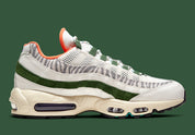 Nike Air Max 95 Era Safari CZ9723-100, sneaker Sail et Forest Green avec motif zébré, lacets corde multicolores et unités Air visibles.