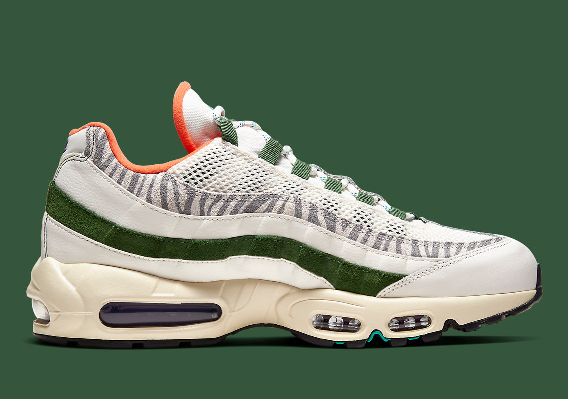 Nike Air Max 95 Era Safari CZ9723-100, sneaker Sail et Forest Green avec motif zébré, lacets corde multicolores et unités Air visibles.