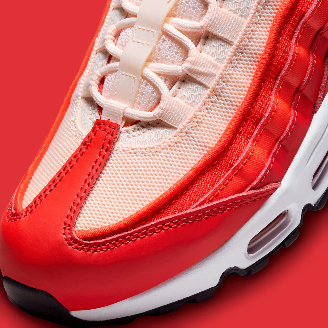 Sneakers Nike Air Max 95 Picante Red rouges et noires en mesh et matières synthétiques avec amorti Air Max visible. Zoom avant 