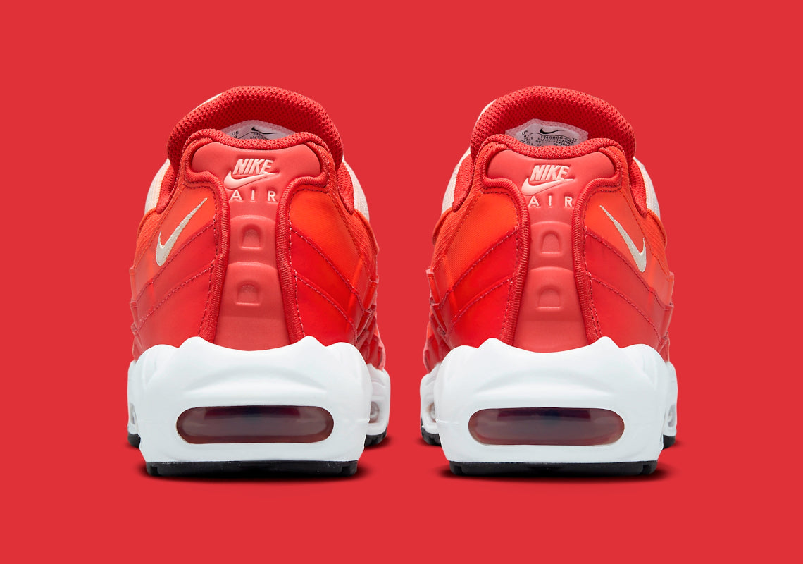 Sneakers Nike Air Max 95 Picante Red rouges et noires en mesh et matières synthétiques avec amorti Air Max visible. Vue de derrière 