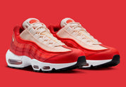 Sneakers Nike Air Max 95 Picante Red rouges et noires en mesh et matières synthétiques avec amorti Air Max visible. Vue 3/4