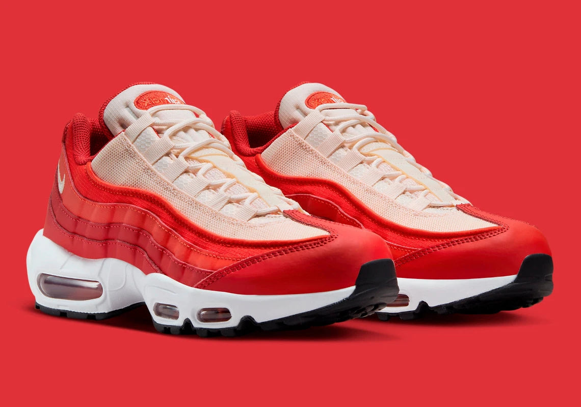 Sneakers Nike Air Max 95 Picante Red rouges et noires en mesh et matières synthétiques avec amorti Air Max visible. Vue 3/4