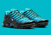 Image de la Nike Air Max Plus “Light Retro Blue”, sneaker en mesh turquoise à noir dégradé, overlay TPU noir ondulé, mini Swoosh blanc, bulles Tuned Air visibles, silhouette TN.Vue de coter