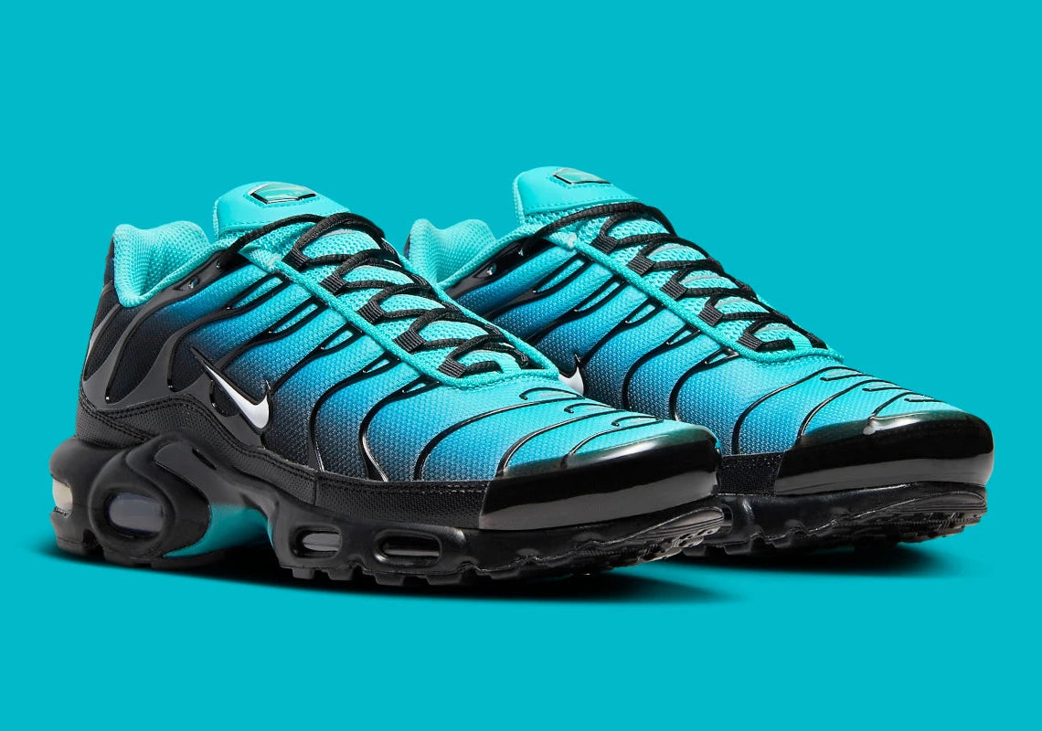 Image de la Nike Air Max Plus “Light Retro Blue”, sneaker en mesh turquoise à noir dégradé, overlay TPU noir ondulé, mini Swoosh blanc, bulles Tuned Air visibles, silhouette TN.Vue de coter
