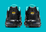 Image de la Nike Air Max Plus “Light Retro Blue”, sneaker en mesh turquoise à noir dégradé, overlay TPU noir ondulé, mini Swoosh blanc, bulles Tuned Air visibles, silhouette TN. Vue arrière 