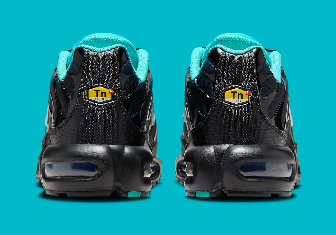 Image de la Nike Air Max Plus “Light Retro Blue”, sneaker en mesh turquoise à noir dégradé, overlay TPU noir ondulé, mini Swoosh blanc, bulles Tuned Air visibles, silhouette TN. Vue arrière 