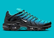 Image de la Nike Air Max Plus “Light Retro Blue”, sneaker en mesh turquoise à noir dégradé, overlay TPU noir ondulé, mini Swoosh blanc, bulles Tuned Air visibles, silhouette TN.Vue de profil