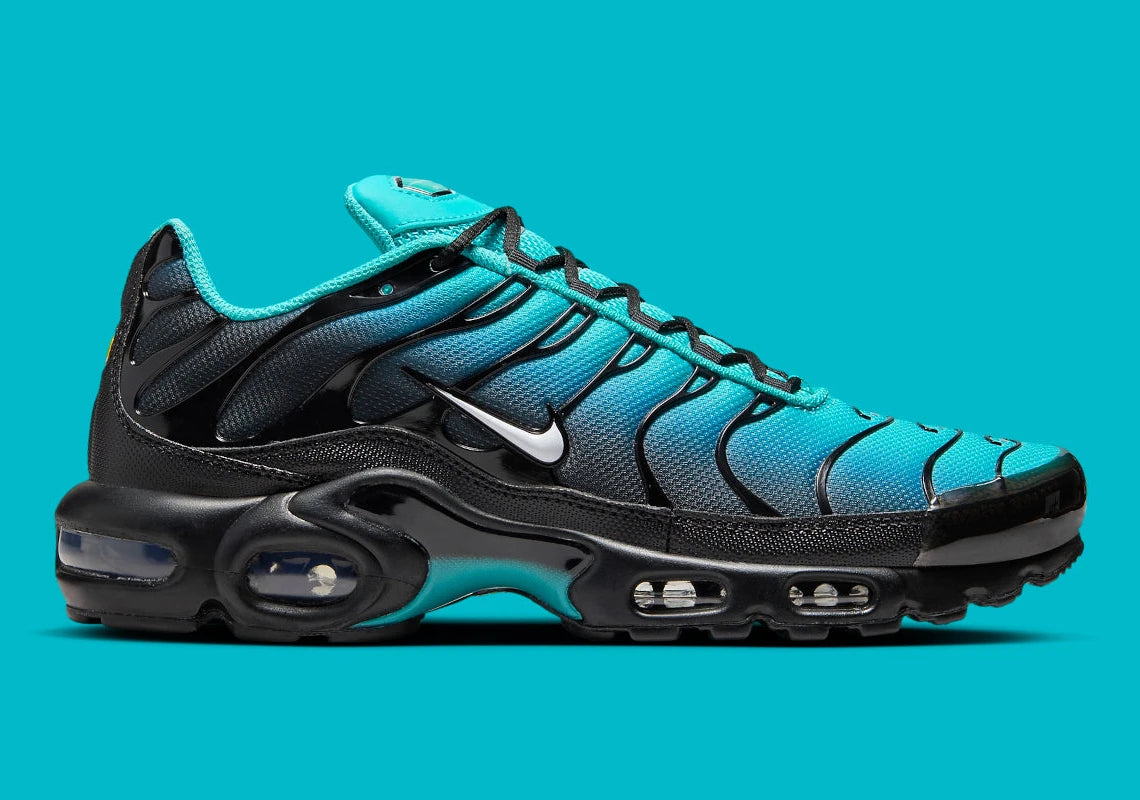 Image de la Nike Air Max Plus “Light Retro Blue”, sneaker en mesh turquoise à noir dégradé, overlay TPU noir ondulé, mini Swoosh blanc, bulles Tuned Air visibles, silhouette TN.Vue de profil
