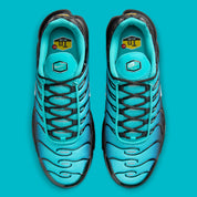 Image de la Nike Air Max Plus “Light Retro Blue”, sneaker en mesh turquoise à noir dégradé, overlay TPU noir ondulé, mini Swoosh blanc, bulles Tuned Air visibles, silhouette TN. Vue de haut