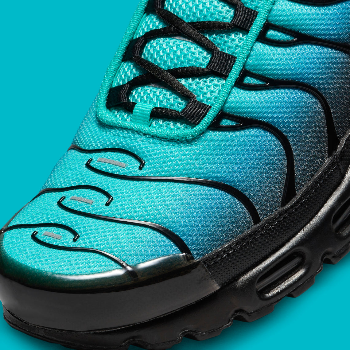 Image de la Nike Air Max Plus “Light Retro Blue”, sneaker en mesh turquoise à noir dégradé, overlay TPU noir ondulé, mini Swoosh blanc, bulles Tuned Air visibles, silhouette TN. Vue zoomer avant
